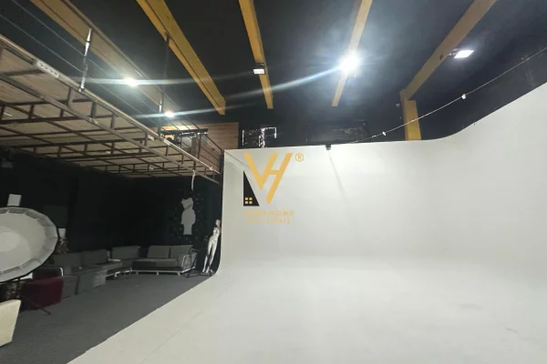 JEPET GODINE KOMERCIALE 300 M2 ME QERA TE 5 MAJI 3.000 EURO