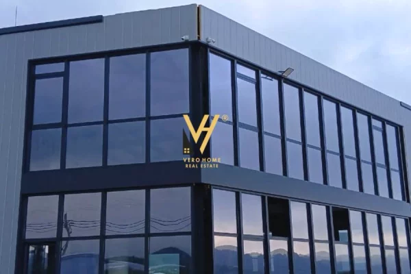 Ambient biznesi me qera 4+1 ne Tirane - 400,000 Leke