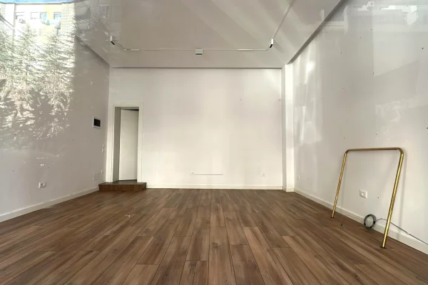 Ambient biznesi me qera 1+1 ne Tirane - 80,000 Leke