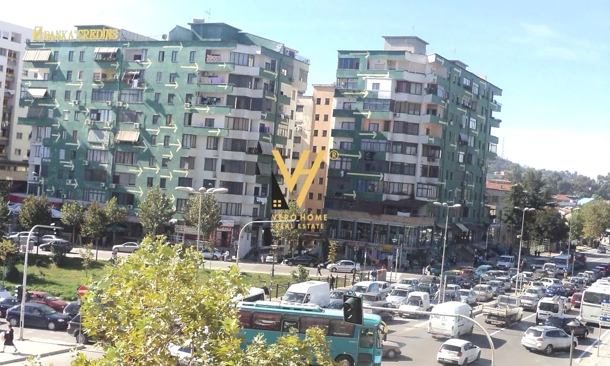 JEPET AMBIENT BIZNESI 210 M2 ME QERA TE PALLATI ME SHIGJETA 2.450 EURO