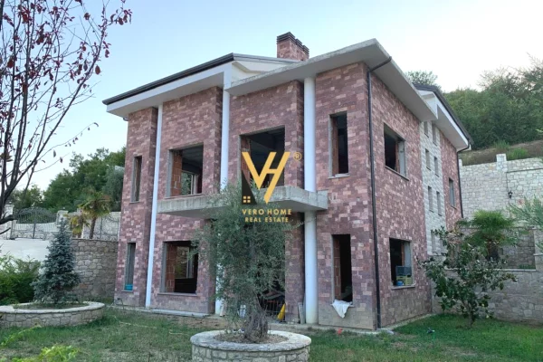 Shtepi ne shitje Vila Luksoze ne Tirane, 5+1, Mobilimi Bosh, pa mobiluar, Pagesa 500,000  Euro.