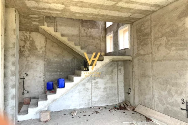 Shtepi ne shitje Vila Luksoze ne Tirane, 5+1, Mobilimi Bosh, pa mobiluar, Pagesa 500,000  Euro.