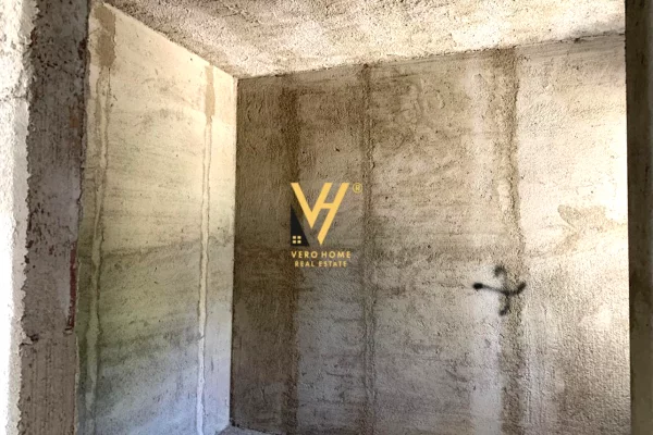 Shtepi ne shitje Vila Luksoze ne Tirane, 5+1, Mobilimi Bosh, pa mobiluar, Pagesa 500,000  Euro.