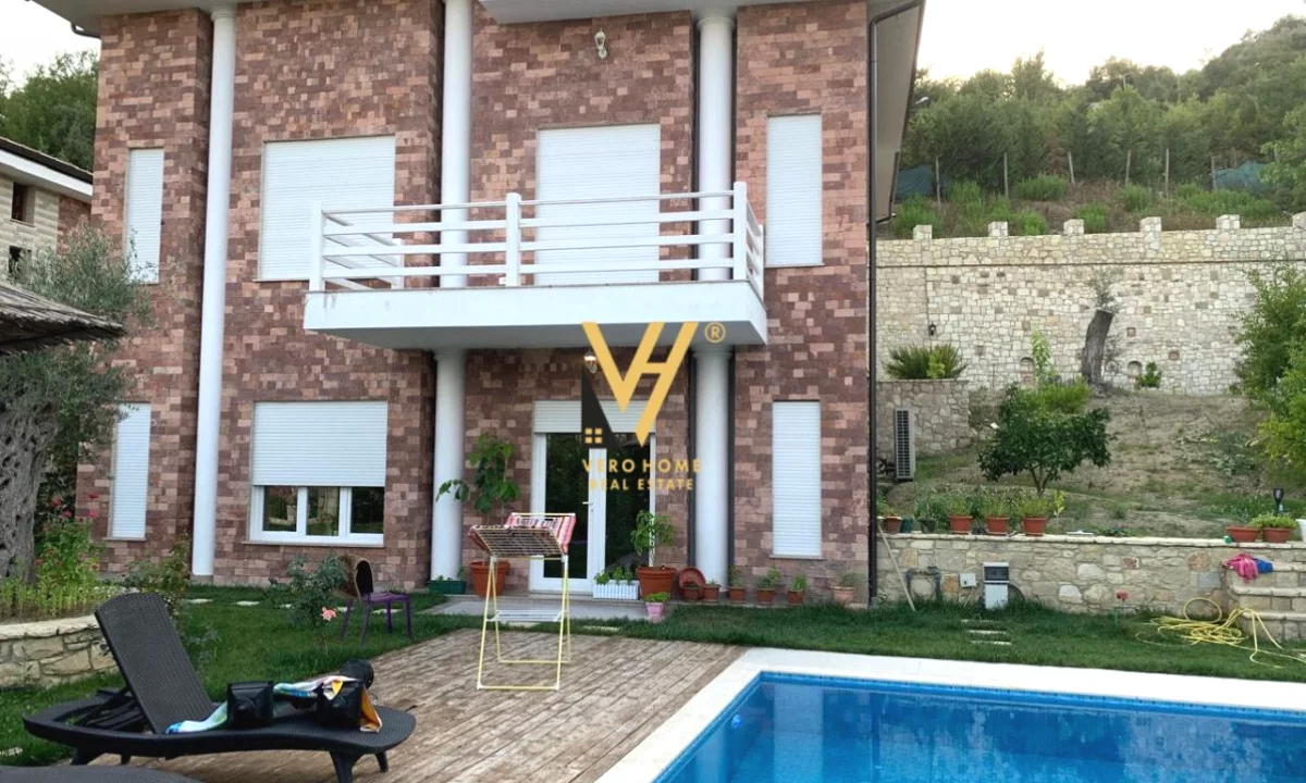 Shtepi ne shitje Vila Luksoze ne Tirane, 5+1, Mobilimi Bosh, pa mobiluar, Pagesa 500,000  Euro.