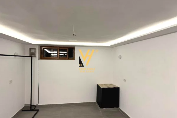 JEPET DYQAN 50M2 ME QERA TE ISH EKSPOZITA 50.000 LEKE