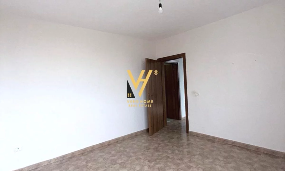 JEPET AMBIENT BIZNESI 78 M2 ME QERA TE ISH EKSPOZITA 50.000 LEKE