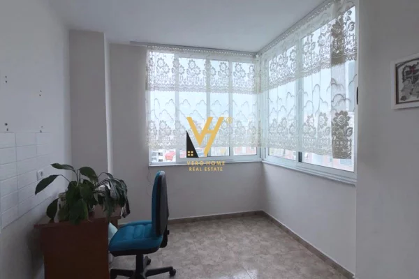 JEPET AMBIENT BIZNESI 78 M2 ME QERA TE ISH EKSPOZITA 50.000 LEKE