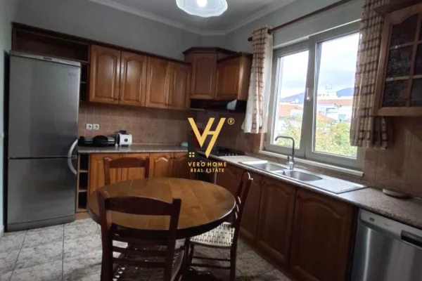 Appartamento in affitto a Tirana 3+1, Arredato