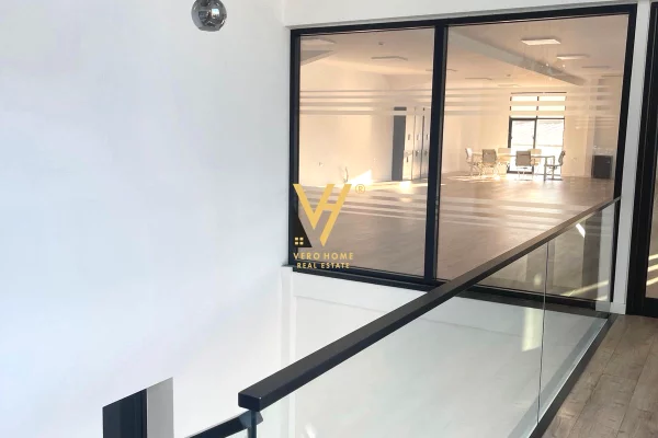 JEPET AMBIENT BIZNESI 200 M2 ME QERA TE TOP CHANEL,KASHAR 1.150 EURO