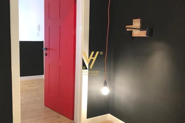 Ambient biznesi me qera 3+1 ne Tirane - 90,000 Leke