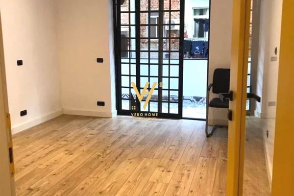 JEPET ZYRE 110 M2 ME QERA TE RRUGA E DURRESIT 90.000 LEKE