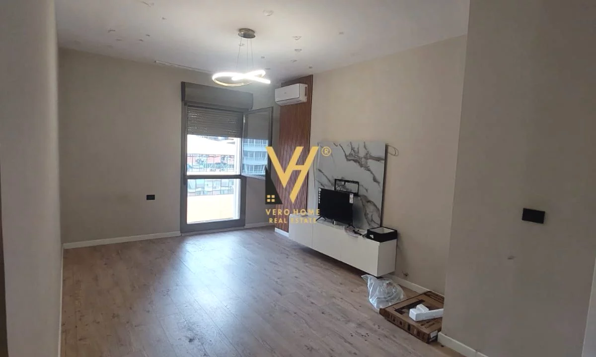 JEPET ZYRE 100 M2 ME QERA NE QENDER 1.500 EURO