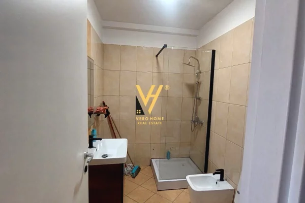 JEPET ZYRE 100 M2 ME QERA NE QENDER 1.500 EURO