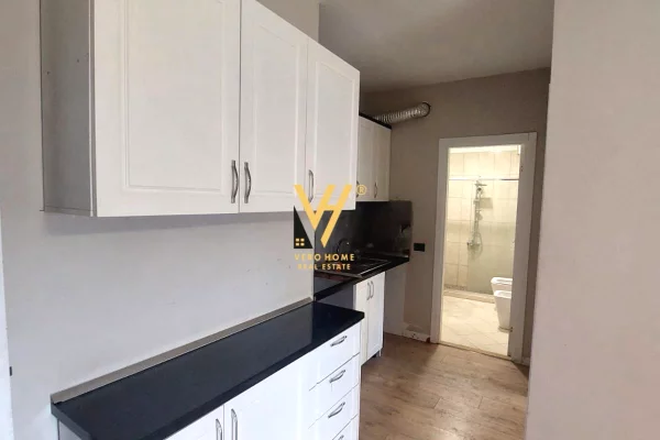 JEPET ZYRE 100 M2 ME QERA NE QENDER 1.500 EURO