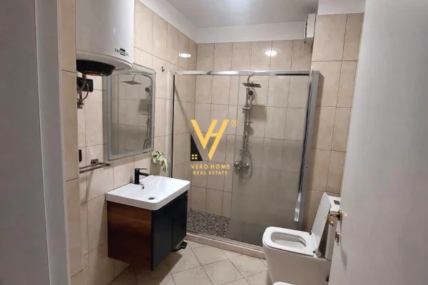 JEPET ZYRE 100 M2 ME QERA NE QENDER 1.500 EURO