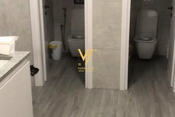 JEPET ZYRE 455 M2 ME QERA TE RRUGA HOXHA TAHSIM 5.000 EURO