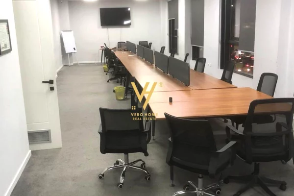 JEPET ZYRE 455 M2 ME QERA TE RRUGA HOXHA TAHSIM 5.000 EURO