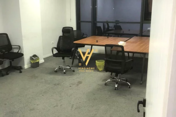 JEPET ZYRE 455 M2 ME QERA TE RRUGA HOXHA TAHSIM 5.000 EURO