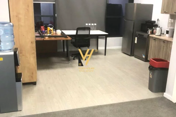 JEPET ZYRE 455 M2 ME QERA TE RRUGA HOXHA TAHSIM 5.000 EURO