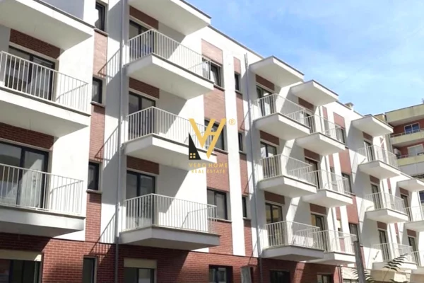 SHITET 3 POSTE PARKIMI NE PORCELAN 9.000.000 LEKE