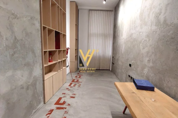 JEPET ZYRE 45 M2 ME QERA TE RRUGA BARRIKADAVE 450 EURO