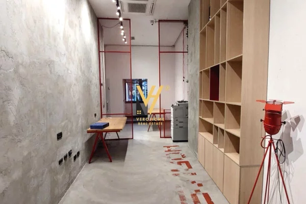 JEPET ZYRE 45 M2 ME QERA TE RRUGA BARRIKADAVE 450 EURO