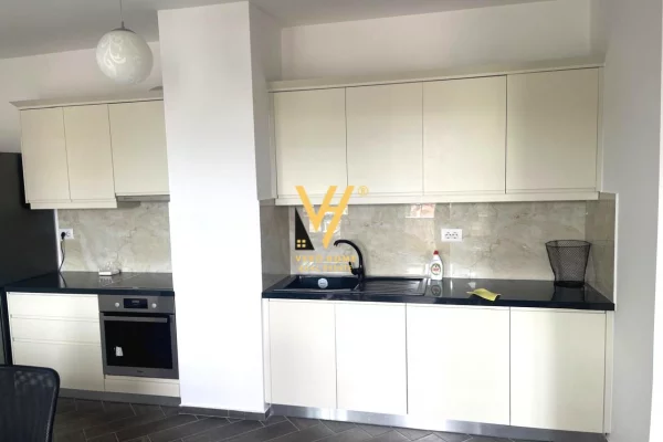 JEPET ZYRE 80 M2 ME QERA NE MYSLYM SHYR 800 EURO