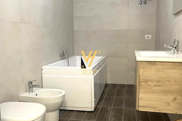 JEPET ZYRE 80 M2 ME QERA NE MYSLYM SHYR 800 EURO