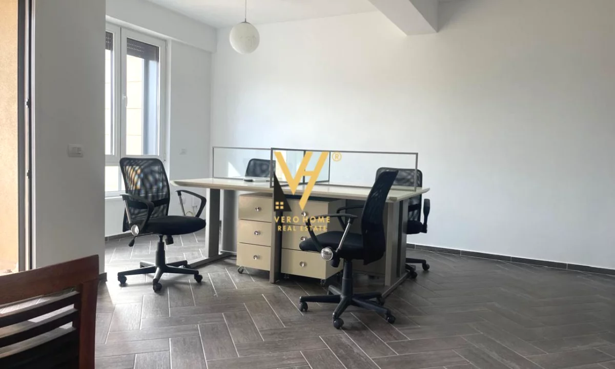 JEPET ZYRE 80 M2 ME QERA NE MYSLYM SHYR 800 EURO