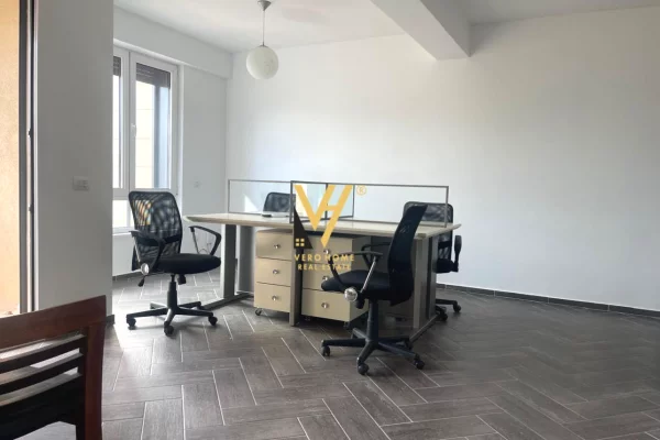 JEPET ZYRE 80 M2 ME QERA NE MYSLYM SHYR 800 EURO