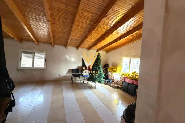 Shtepi me qera Vila Luksoze ne Tirane, 7+1, Mobilimi Bosh, pa mobiluar, Pagesa 2,000  Euro.