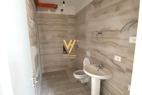 Shtepi ne shitje Apartament ne Tirane, 2+1, Mobilimi Bosh, pa mobiluar, Pagesa 85,000  Euro.