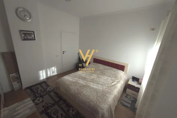 Shtepi ne shitje Papafingo(kati i catise) ne Tirane, 2+1, Mobilimi E mobiluar, Pagesa 127,000  Euro.