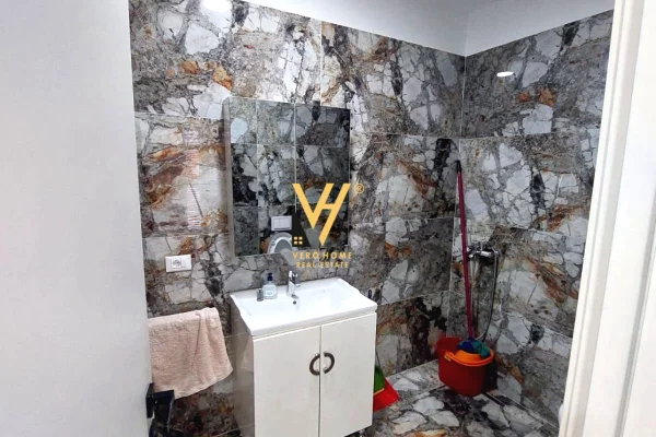 JEPET ZYRE 416 M2 ME QERA TE KOMUNA E PARISIT 4.500 EURO