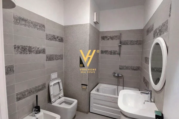 JEPET ZYRE 416 M2 ME QERA TE KOMUNA E PARISIT 4.500 EURO