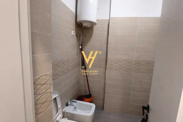 JEPET ZYRE 416 M2 ME QERA TE KOMUNA E PARISIT 4.500 EURO