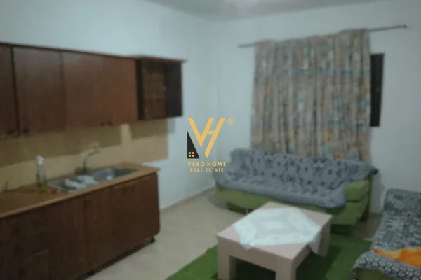 Shtepi me qera Papafingo(kati i catise) ne Tirane, 2+1, Mobilimi E mobiluar, Pagesa 40,000  Leke.