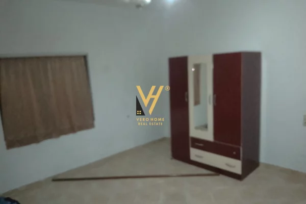 Shtepi me qera Papafingo(kati i catise) ne Tirane, 2+1, Mobilimi E mobiluar, Pagesa 40,000  Leke.