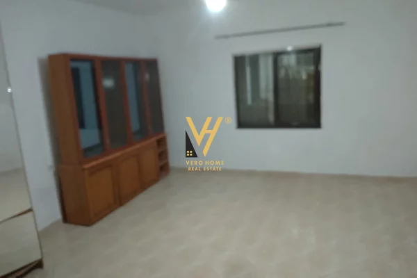 Shtepi me qera Papafingo(kati i catise) ne Tirane, 2+1, Mobilimi E mobiluar, Pagesa 40,000  Leke.