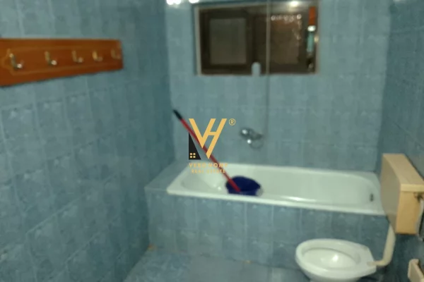 Shtepi me qera Papafingo(kati i catise) ne Tirane, 2+1, Mobilimi E mobiluar, Pagesa 40,000  Leke.