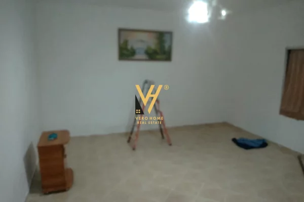 Shtepi me qera Papafingo(kati i catise) ne Tirane, 2+1, Mobilimi E mobiluar, Pagesa 40,000  Leke.