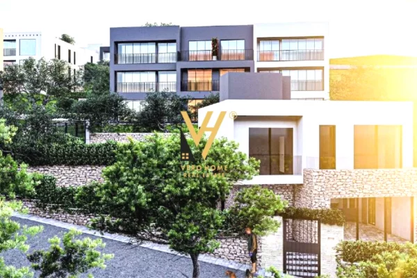 Shtepi ne shitje Vila Luksoze ne Tirane, 3+1, Mobilimi Bosh, pa mobiluar, Pagesa 75,000,000  Leke.