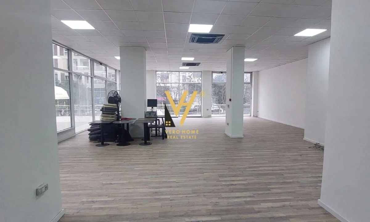 JEPET DYQAN 172 M2 ME QERA TE STACIONI TRENIT 2.600 EURO