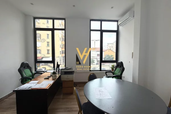 JEPET ZYRE 680 M2 ME QIRA TE RRUGA MINE PEZA 15.600 EURO