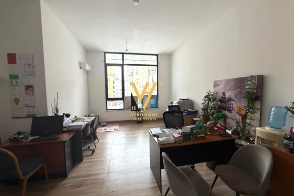 JEPET ZYRE 680 M2 ME QIRA TE RRUGA MINE PEZA 15.600 EURO