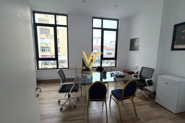 JEPET ZYRE 680 M2 ME QIRA TE RRUGA MINE PEZA 15.600 EURO