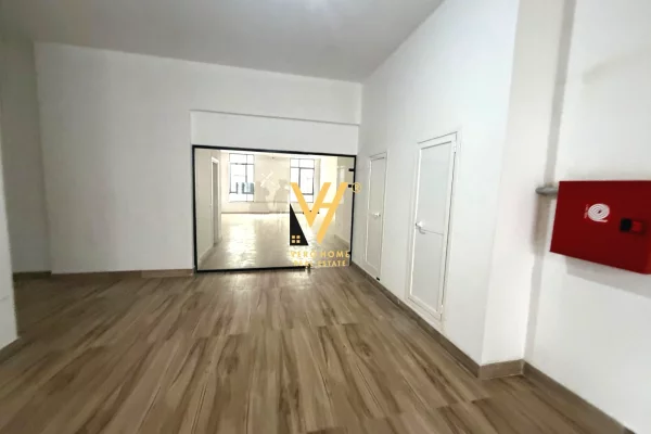 JEPET ZYRE 680 M2 ME QIRA TE RRUGA MINE PEZA 15.600 EURO