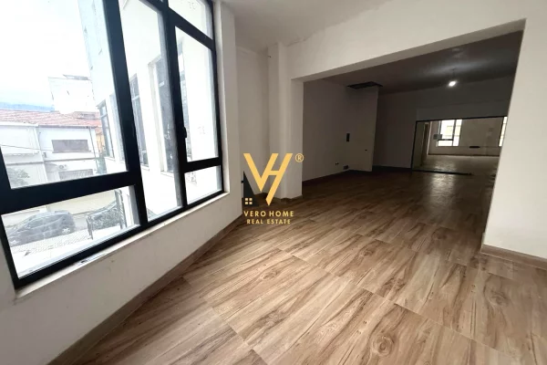 JEPET ZYRE 680 M2 ME QIRA TE RRUGA MINE PEZA 15.600 EURO