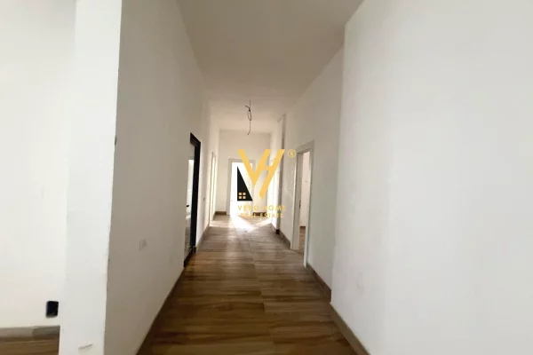 JEPET ZYRE 680 M2 ME QIRA TE RRUGA MINE PEZA 15.600 EURO