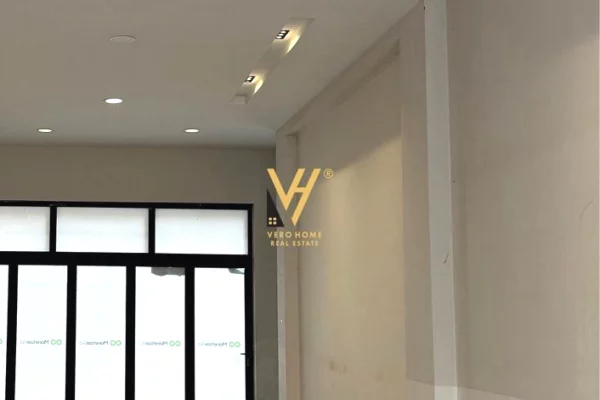 Ambient biznesi me qera 1+1 ne Tirane - 90,000 Leke